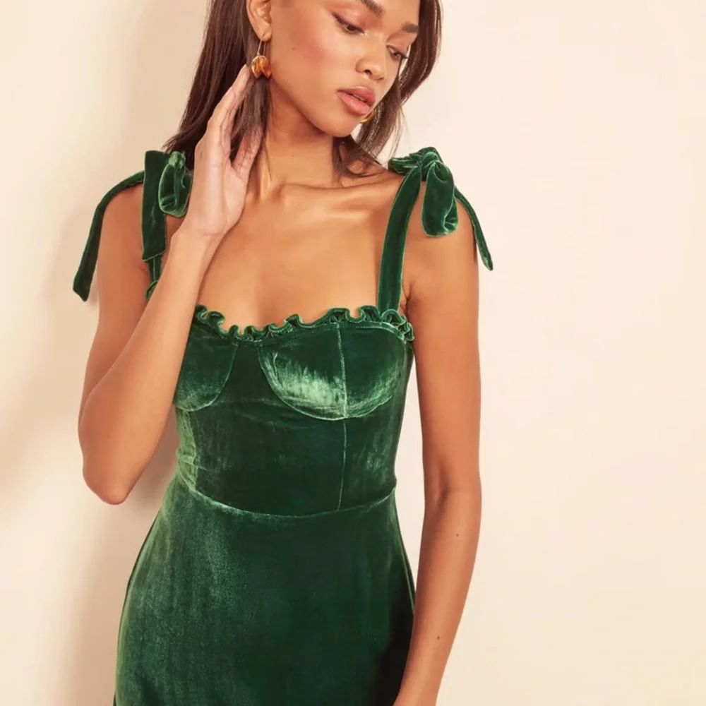 Reformation Antoinette Velvet Dress in Emerald - Picture 4 of 15